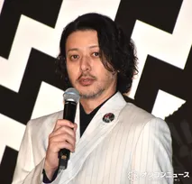 オダギリジョー監督、またもいきなり謝罪　舞台あいさつ直前にバタつき「かんでいたガムを捨てずに来ちゃいました」