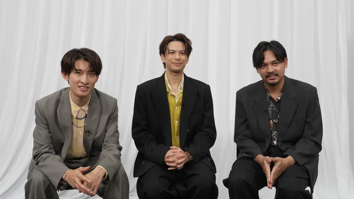 森崎ウィン＆向井康二、“視線”で想いを伝え合う　映画『（LOVE SONG）』監督とのインタビュー映像が公開