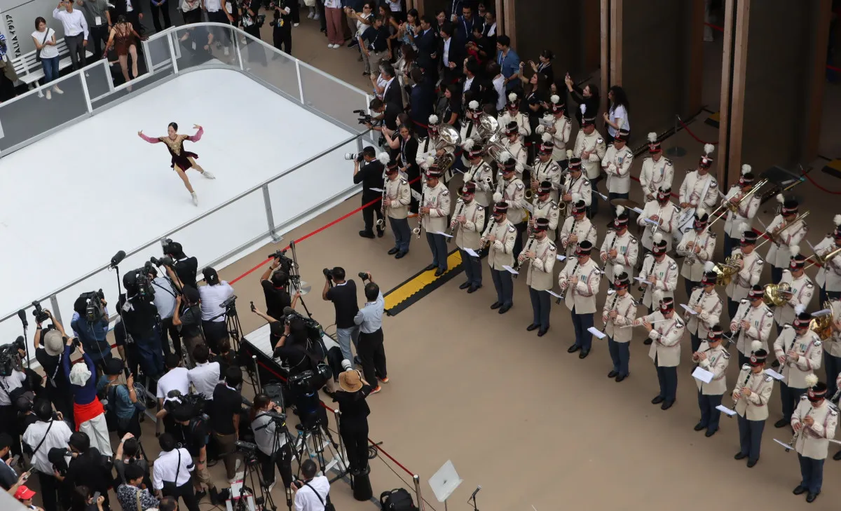 【万博閉幕】イタリア館クロージングイベント「情報量多すぎ」…突如スケートリンク出現＆音楽隊＆日伊元五輪アスリート集結