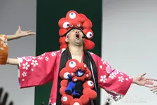 万博よしもと「カラオケ盆踊り」最終夜の熱狂　レイザーラモンRGが大トリ大合唱…「All my treasures」