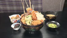 『オモウマい店』14種の揚げ物＆小鉢「おまかせ丼」2000円　中には一粒400円のカキフライも