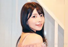 上原亜衣、“ミニスカ×マグロ”ショット　見事釣り上げ「解体ショーしたい！！」