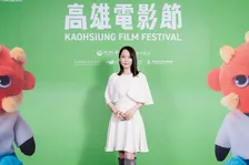 吉岡里帆、“絶対領域”チラリなシルクのミニドレス　『高雄映画祭』のレッドカーペットに登場