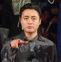 41歳・山田孝之、“衝撃の近影”に驚きの声「誰か分からん」「山奥の主！」「スピルバーグだろ！」