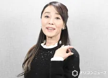 浅野ゆう子、93歳迎えた母との“顔出し”親子2ショットに反響「美しいお母さま」「若くて綺麗ですね～」　愛情メッセージ添え誕生日を祝福