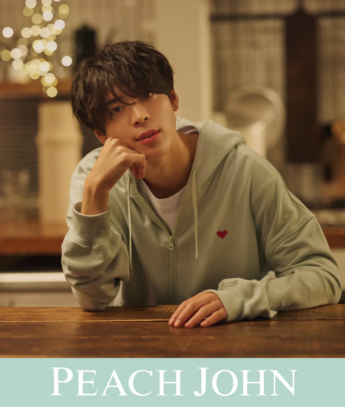 松島聡、つぶらな瞳で見つめる表情　ピーチ・ジョンの冬の新作を着こなす新作動画公開