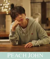 松島聡、つぶらな瞳で見つめる表情　ピーチ・ジョンの冬の新作を着こなす新作動画公開