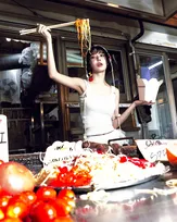 LE SSERAFIM、市場で“にんにくスパゲッティ”!? シングルの3rdコンセプトで個性爆発