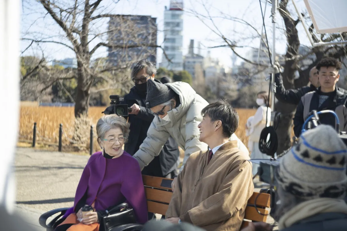 倍賞千恵子、50年来の付き合い・山田洋次監督と熱いハグ 木村拓哉はさっそうとした運転を披露