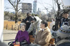 倍賞千恵子、50年来の付き合い・山田洋次監督と熱いハグ　木村拓哉はさっそうとした運転を披露