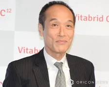 東国原英夫、飛行機内で「遭遇」　人気お笑い芸人と2ショット公開