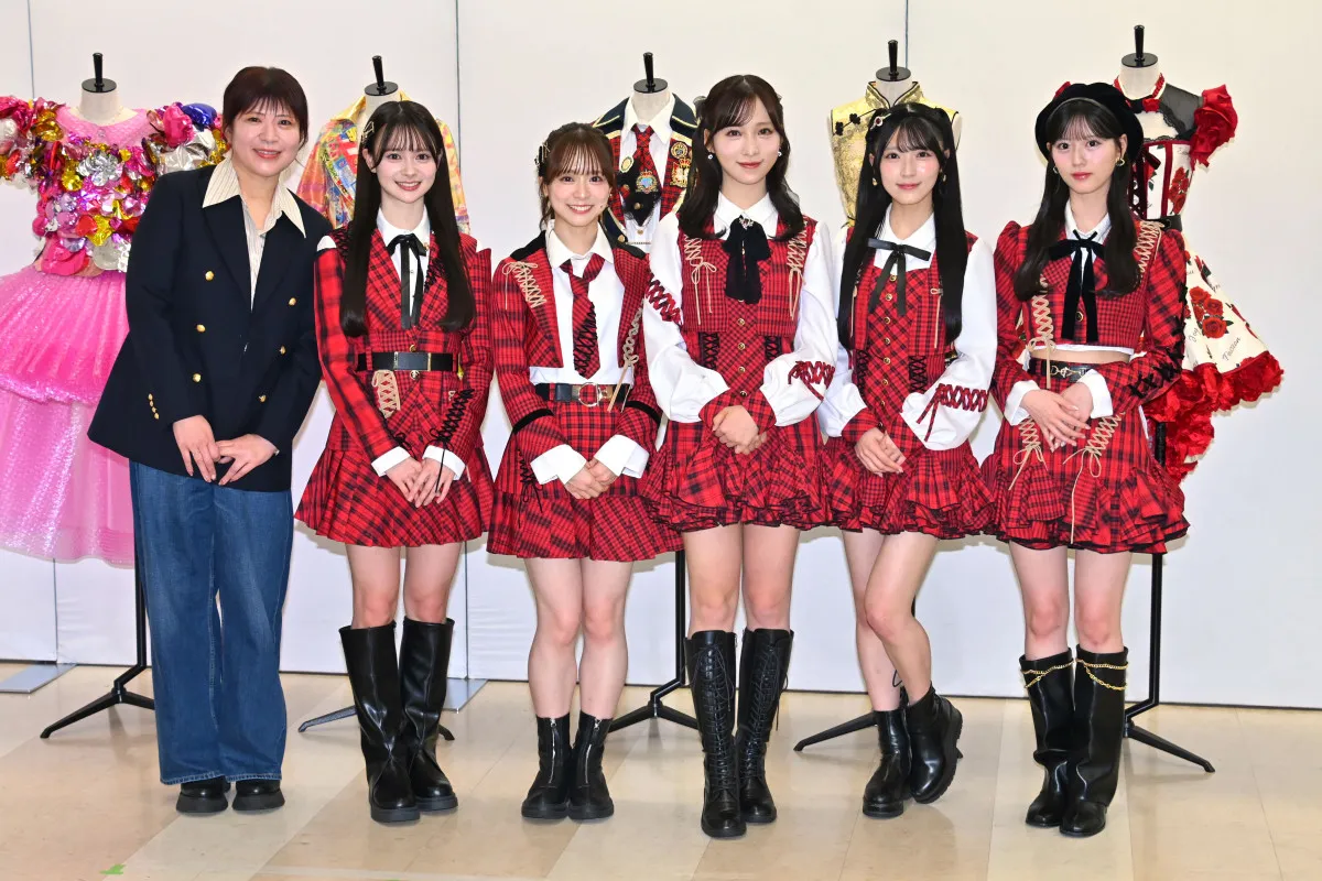 『AKB48大衣装展』20周年を彩る“伝説の衣装”がズラリ 茅野しのぶ氏を前にメンバーが衣装愛を語る【メディア内覧会】