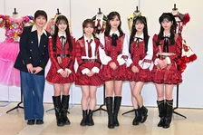 『AKB48大衣装展』20周年を彩る“伝説の衣装”がズラリ　茅野しのぶ氏を前にメンバーが衣装愛を語る【メディア内覧会】
