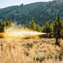 クマ撃退スプレーの問い合わせ激増、メーカーが警鐘を鳴らす対策アイテムの正しい使い方