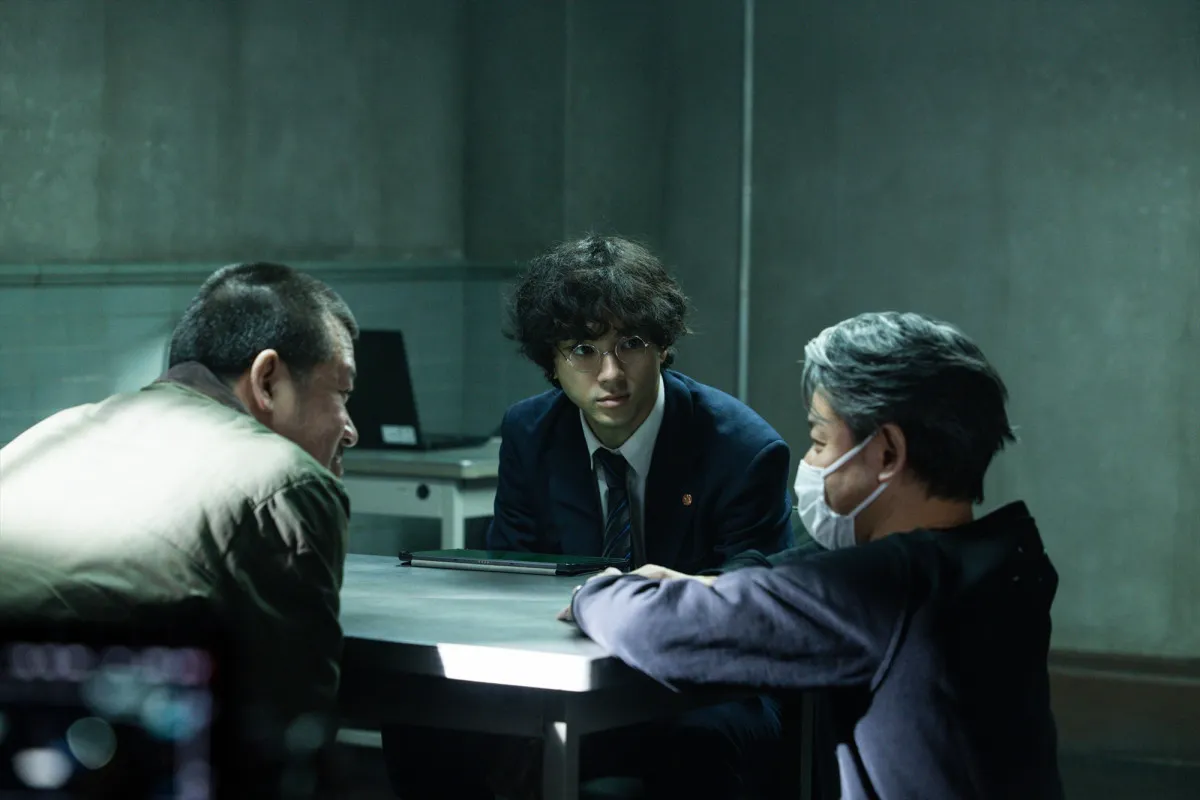 山田裕貴×佐藤二朗、長いせりふの応酬をノーミスで演じ切る――映画『爆弾』メイキング写真を公開