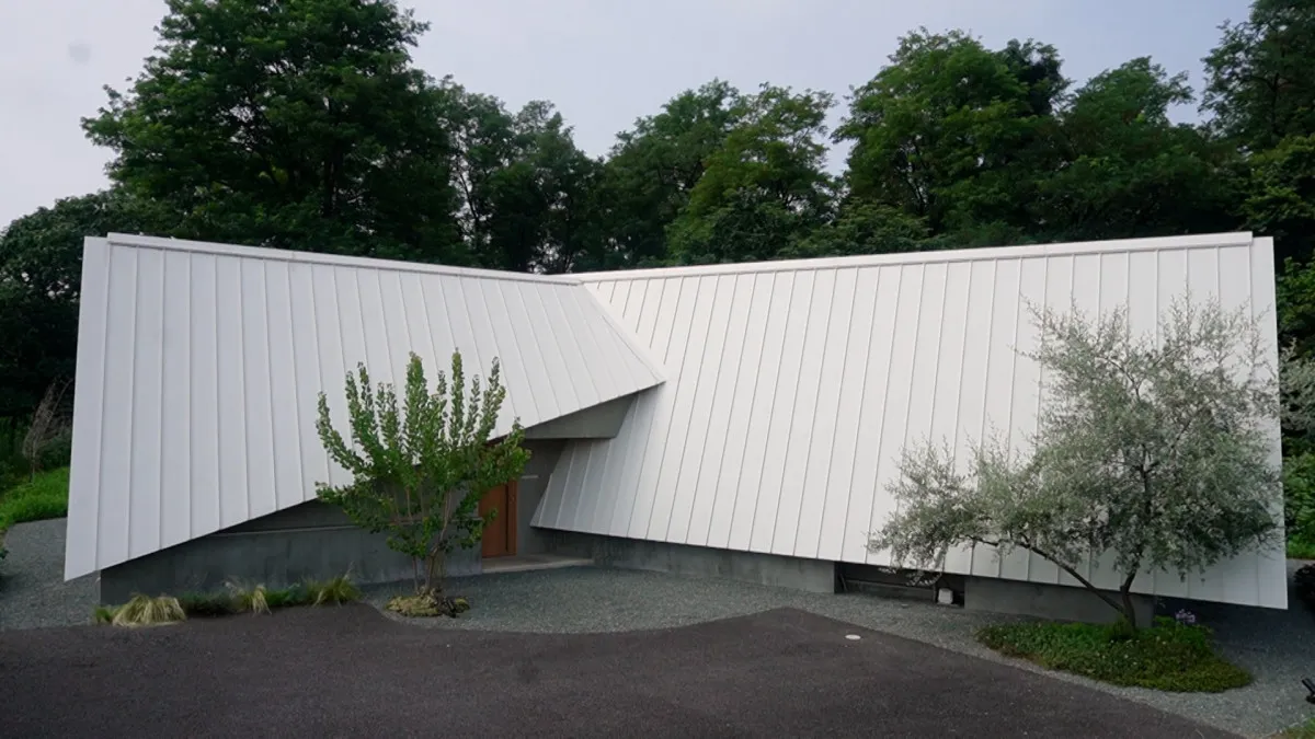 夫「開いた家」×妻「閉じた家」、好みが真逆な夫妻が建てた平屋→全長17メートルの「トンネルの家」【住人十色】