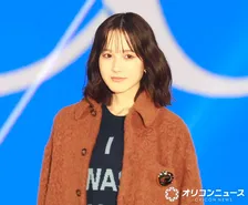 【ガルアワ】本田紗来、ニーハイブーツで絶対領域チラリ　ランウェイで圧巻スタイル披露