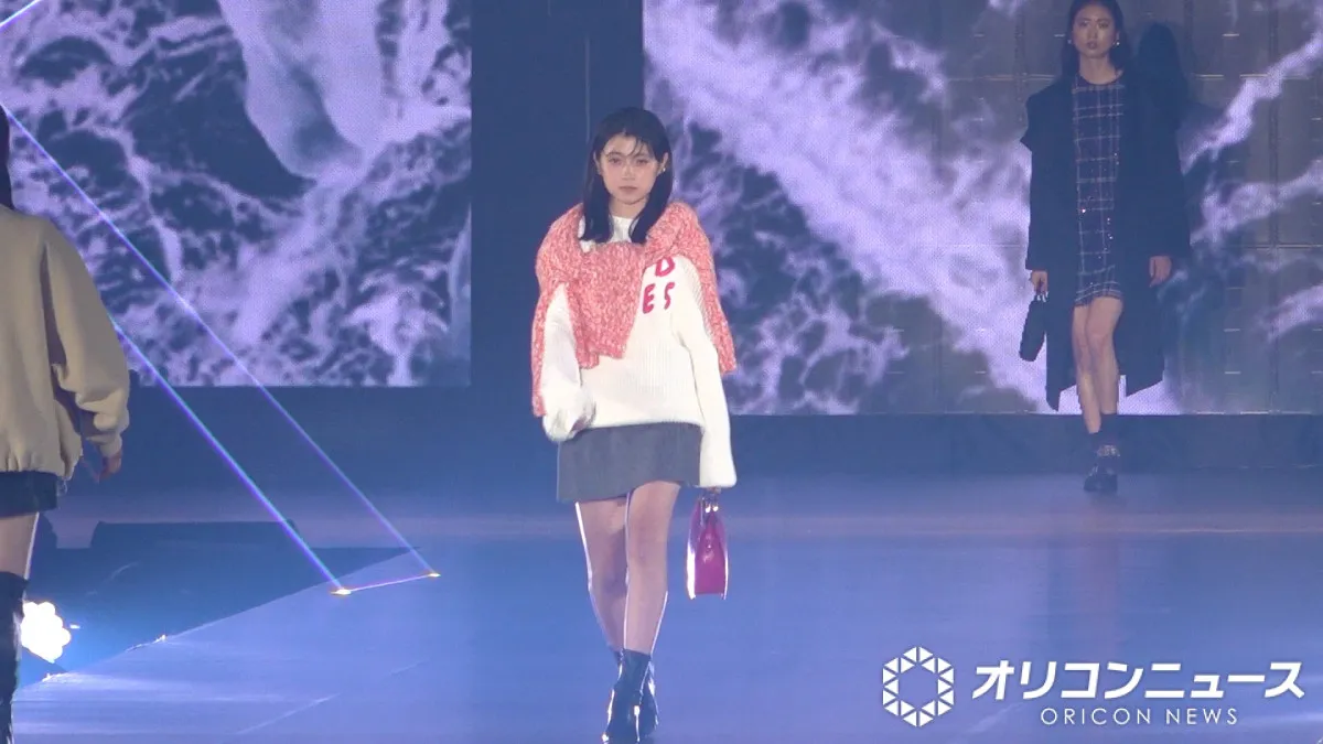 【ガルアワ】市川團十郎の長女・堀越麗禾、大型ファッションイベント初登場で堂々ランウェイ クールな表情で会場を魅了