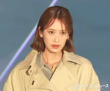 【ガルアワ】元日向坂46佐々木久美、トレンチコートを長身スタイルで抜群の着こなし　トップバッターに次ぐ2番手で登場