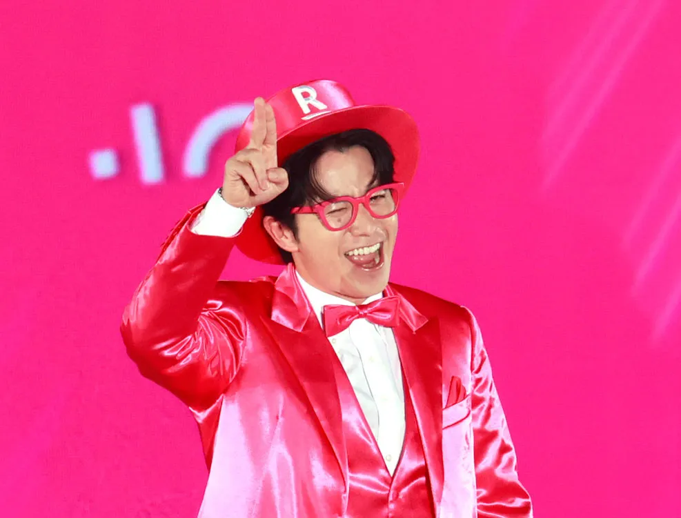 【ガルアワ】藤森慎吾、「チャラ男しかできない」ド派手ピンク衣装でサプライズ登場　座っていた観客を立ち上がらせる