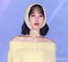 【ガルアワ】本田紗来、美脚際立つミニスカ姿で魅了 ハッピーオーラ全開ランウェイ