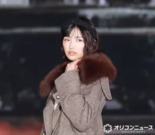 【ガルアワ】乃木坂46五百城茉央、初登場で堂々ランウェイ　クールな表情＆キュートなウインクの二面性で魅了