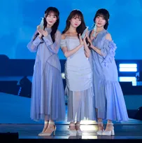 【ガルアワ】＝LOVE大谷映美里＆齋藤樹愛羅＆音嶋莉沙、透明感抜群の3ショット　ブルーワンピで華やかランウェイ