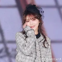 乃木坂46ライブの直後に与田祐希がランウェイへ　あざとさ全開の”投げキッス”で魅了