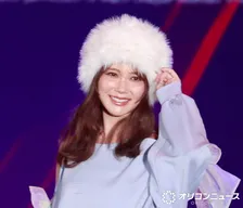 加藤史帆、カジュアルな肩出しコーデで“メロさ”演出　「MLB SPECIAL COLLECTION」トリを飾る