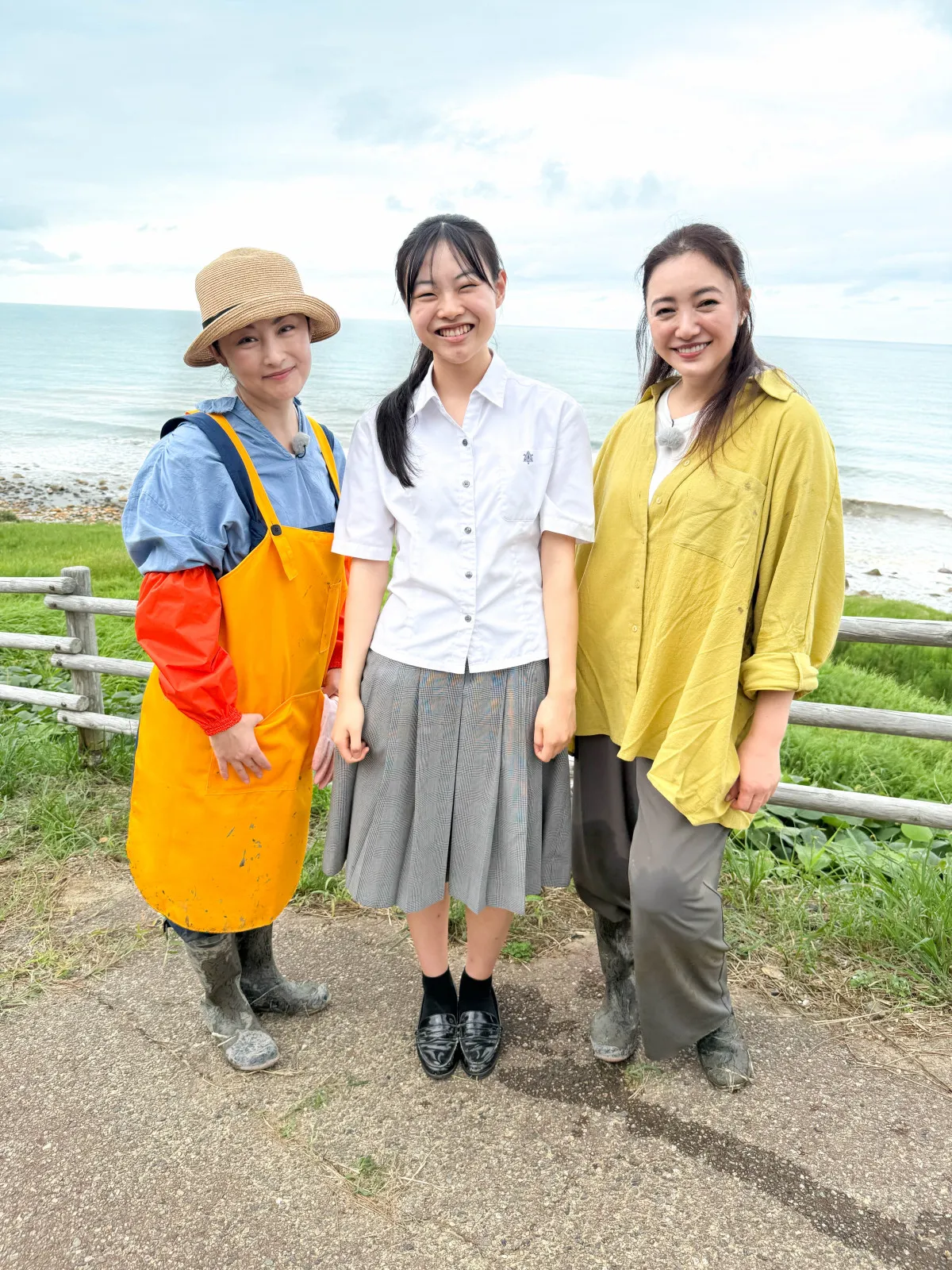 常盤貴子&仲間由紀恵、白米千枚田で稲刈り 顔なじみの高校生がサプライズ
