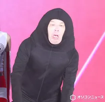 【ガルアワ】野性爆弾・くっきー！、“四足歩行ランウェイ”に会場絶叫　“未来のギャル”ゆうちゃみらを率いてサプライズ登場