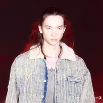 【ガルアワ】元横綱を祖父に持つメンノンモデル、ロングヘアなびかせランウェイ 独特なオーラ放つ