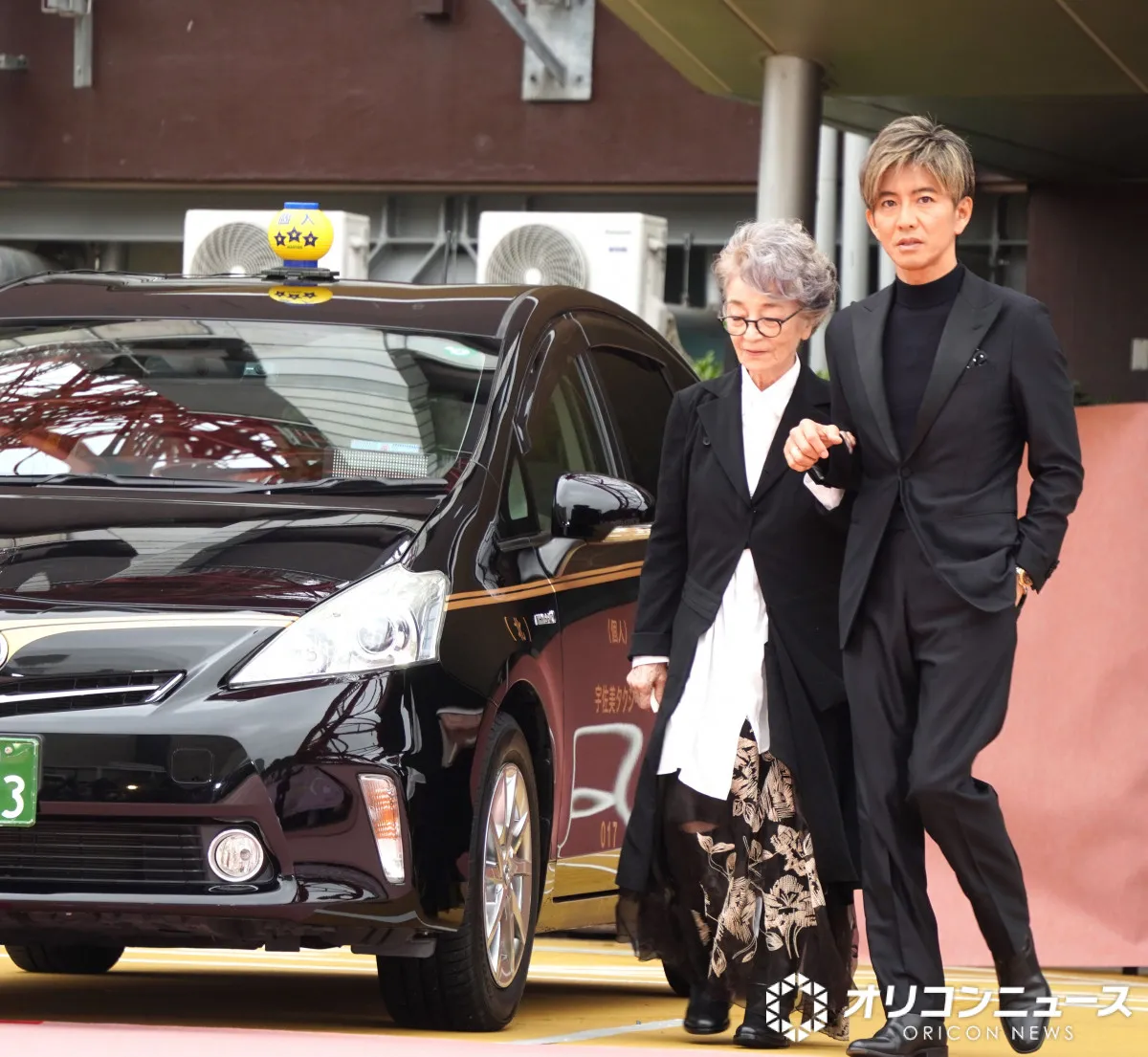 木村拓哉、自らタクシー運転で東京タワーに登場　倍賞千恵子を映画さながらのエスコート