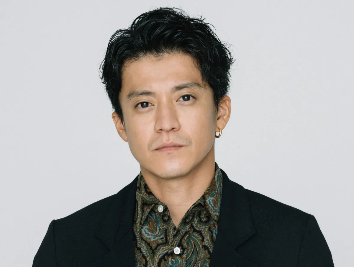 『匿名の恋人たち』小栗旬がハン・ヒョジュを見つめる…“想いあふれる”場面ショット