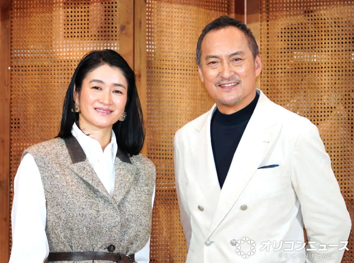 渡辺謙&小雪、ブランド創始者の止まらない“熱弁”見守る 会場爆笑 銀座でリボンカット出席