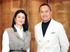 渡辺謙&小雪、ブランド創始者の止まらない“熱弁”見守る 会場爆笑 銀座でリボンカット出席