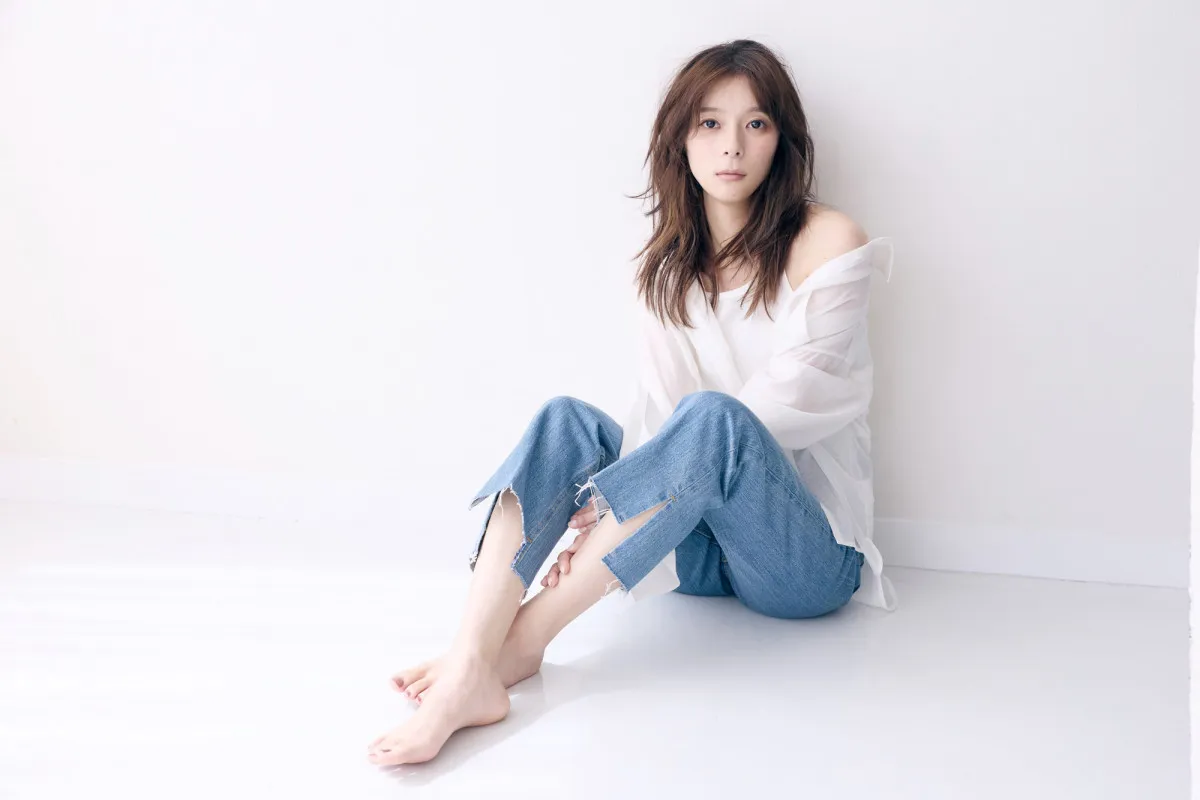 芳根京子、自身初となるカレンダー発売「“今、皆さんに見てもらいたい私”をぎゅぎゅっと詰め込みました」　愛してやまないペット・フェレットとの共演も