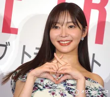 指原莉乃、デコルテ全開衣装で反省「バチェラーみたいな服ですみません」麒麟川島もツッコミ「背中空きすぎやで」