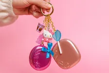 「ポーチレス派、増加中」「アクセみたいでかわいい」バッグにぶら下げる新定番“チャームコスメ”