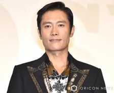 イ・ビョンホン、1歳長女と妻・イ・ミンジョンの親子2ショットに世界中から反響「とてもきれい…」
