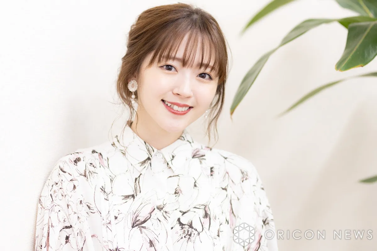 鈴木愛理、三つ編みメガネ×特大ハートTシャツの“推し活”スタイルに反響「ヲタクスタイルなのに推される側の可愛さ」 ドラマ『推しが上司になりまして』で主演