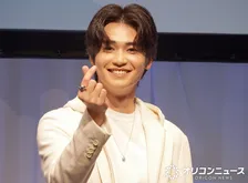 西垣匠、“妹”と2ショット 笑顔でピース「お父さん似の優しいお兄ちゃん」ドラマ『終幕のロンド』オフショット