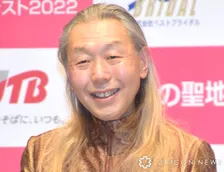 假屋崎省吾、家族がDIYした手作りテーブルに反響「うわっ ス・テ・キ」「扉がテーブルに」「とてもおしゃれ」 配置したテラスの写真も紹介