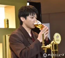山田裕貴、真っ昼間からビールをグビグビ　幸せな顔で「うめ～」