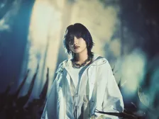 注目シンガー・ソングライターLeina、豪雨の中のびしょ濡れパフォーマンスが「かっこよすぎる」と話題