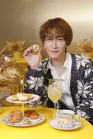 渡辺翔太、ホリデーシーズンは「“楽しませる側”になる時期」 Snow Manライブ前に「Cafe Swarovski」をオススメ