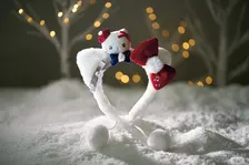 USJ、ハローキティが“聖歌隊”仕様に ベレー帽かぶったカチューシャなど登場 クリスマスのグッズ