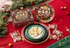 東京ばな奈の2025クリスマス限定缶　キラキラの飾りつけにいそしむミッキー＆フレンズが登場