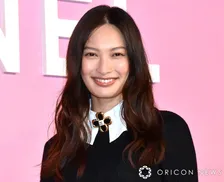 大政絢、先輩俳優2人と並んだ豪華3ショットに反響「ゴージャスすぎるメンバー」「美と知性溢れる3人衆」