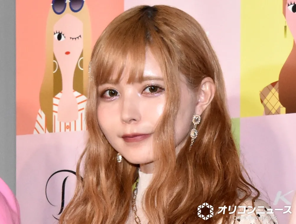 益若つばさ、両親＆息子との家族4ショット紹介「お父さんとお母さん2人とも坊主で、ぱっと見どっちがどっちだかわかりません！笑」　そろって母の誕生日を祝う